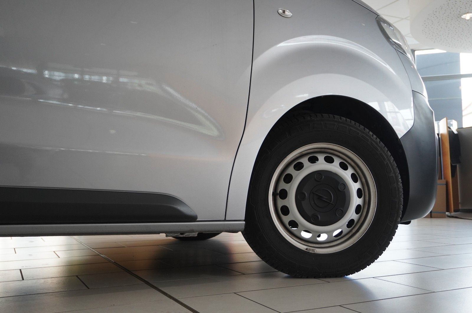 Fahrzeugabbildung Opel Vivaro C Kombi 2.0D "L" 9-SITZER NAVI/TEMP./DAB+
