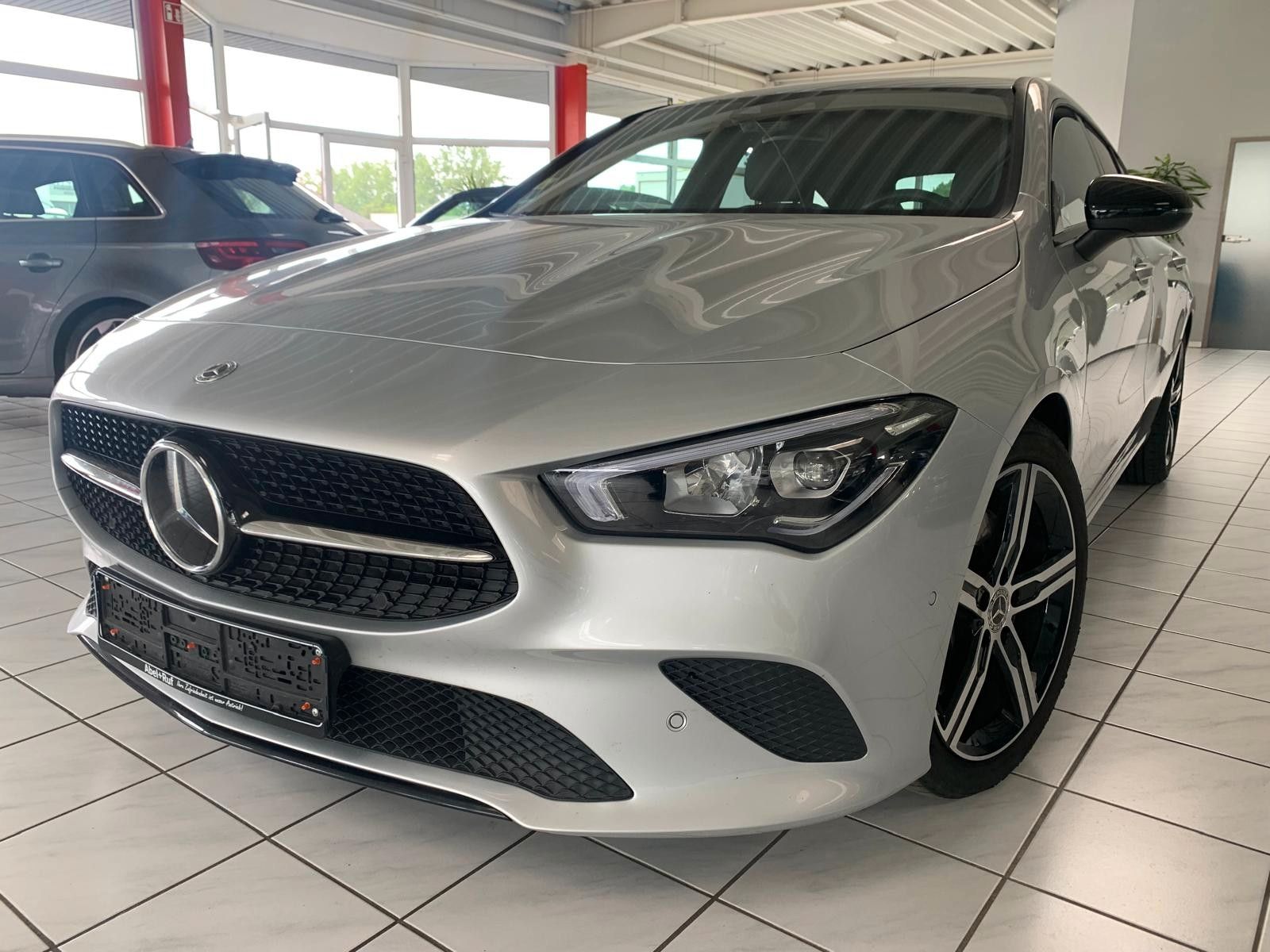 MERCEDES-BENZ CLA 250 Shooting Brake LED Night- und Park-Paket