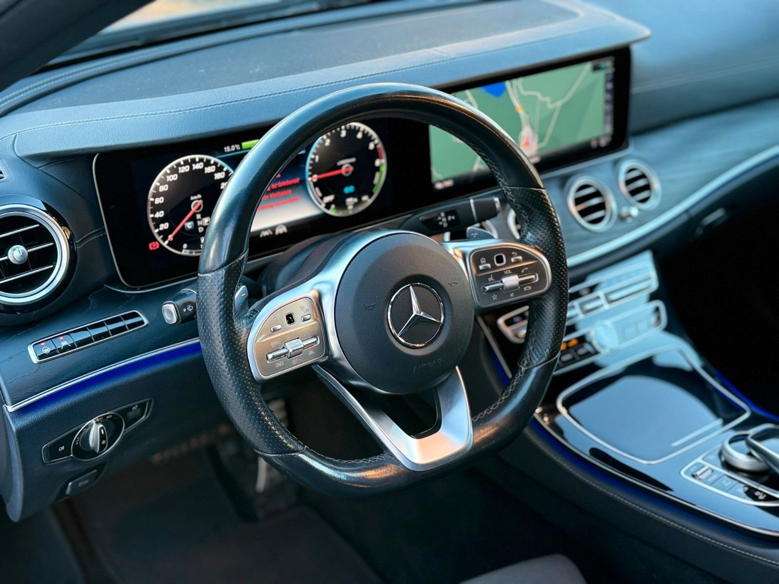 Fahrzeugabbildung Mercedes-Benz E 300 de T AMG+DISTRONIC+LENKASSI+360°+AHK+AMBIE