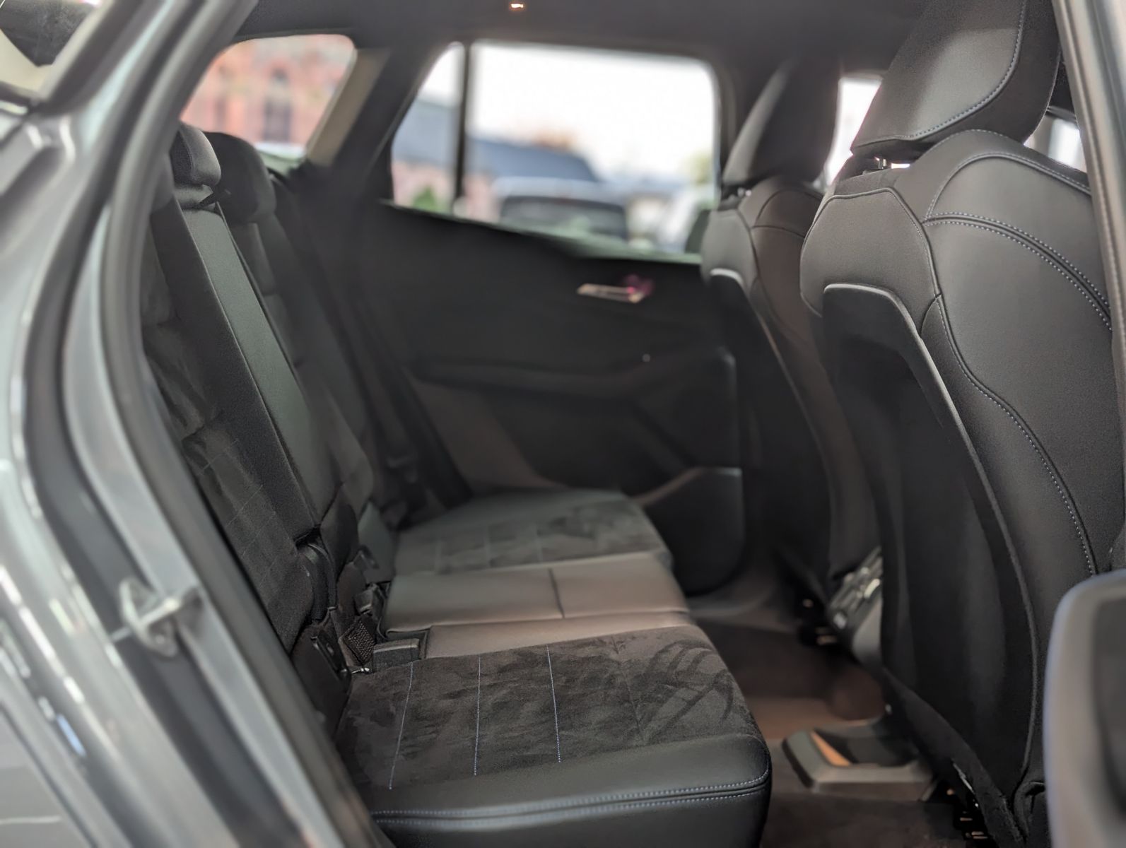 Fahrzeugabbildung BMW 218 Active Tourer  M Sport SHADOW PANO AHK LEDER