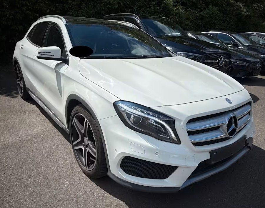 MERCEDES-BENZ GLA 200 AMG-LINE PANO*NAVI*PDC