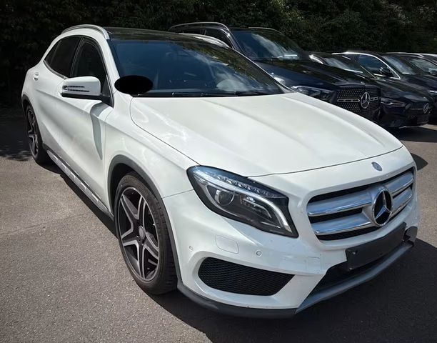 MERCEDES-BENZ GLA 200 AMG-LINE PANO*NAVI*PDC