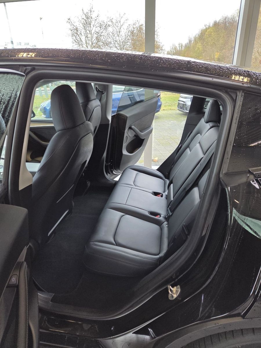 Fahrzeugabbildung Tesla Model Y Basis RWD