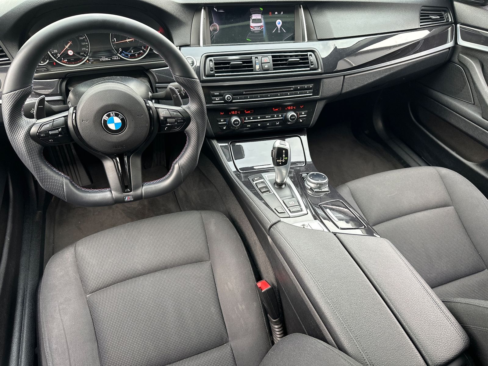 Fahrzeugabbildung BMW 520 d Limousine Aut. NAV+XEN+GLASDACH+PDC+HIFI