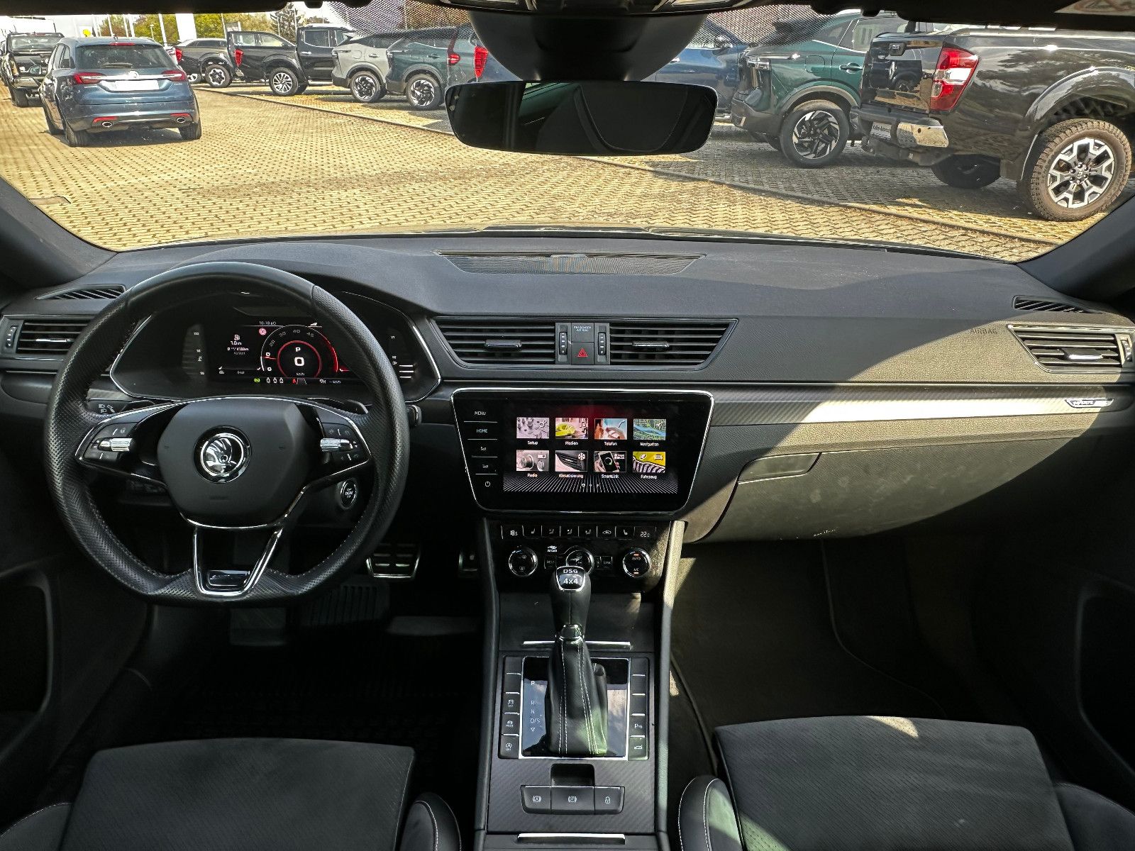 Fahrzeugabbildung SKODA Superb Combi Sportline 4x4