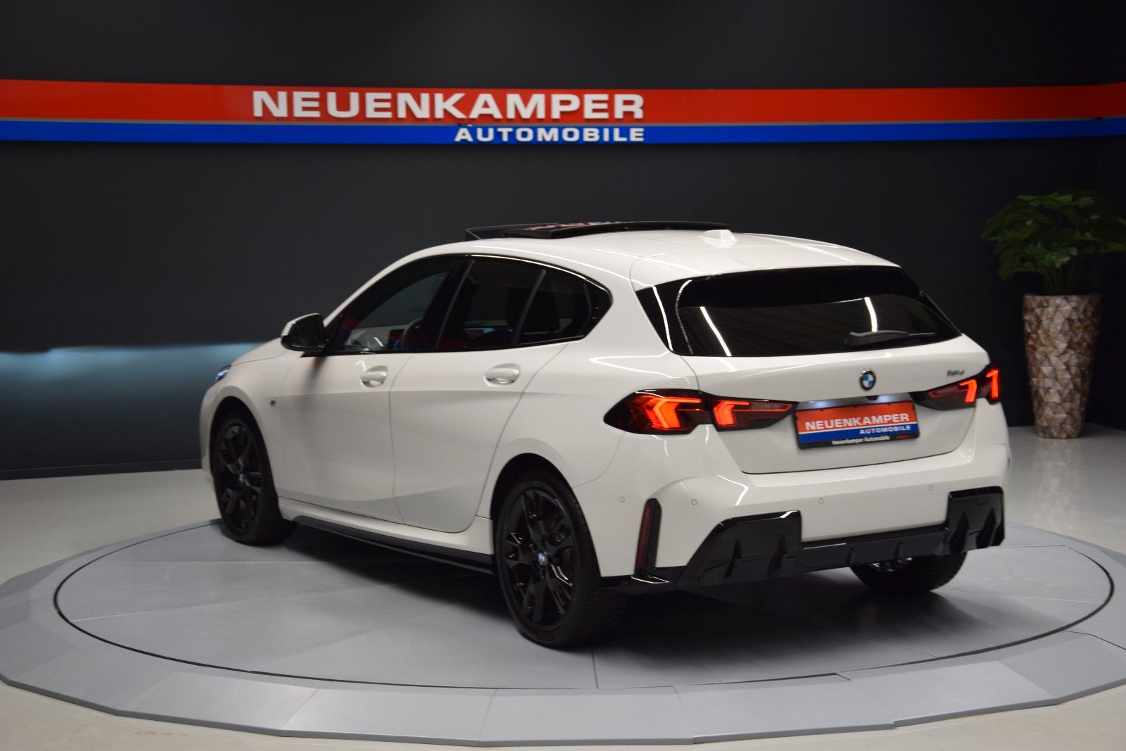 Fahrzeugabbildung BMW 118 d M Sport Pano Ambiente LED Kamera Alcantara