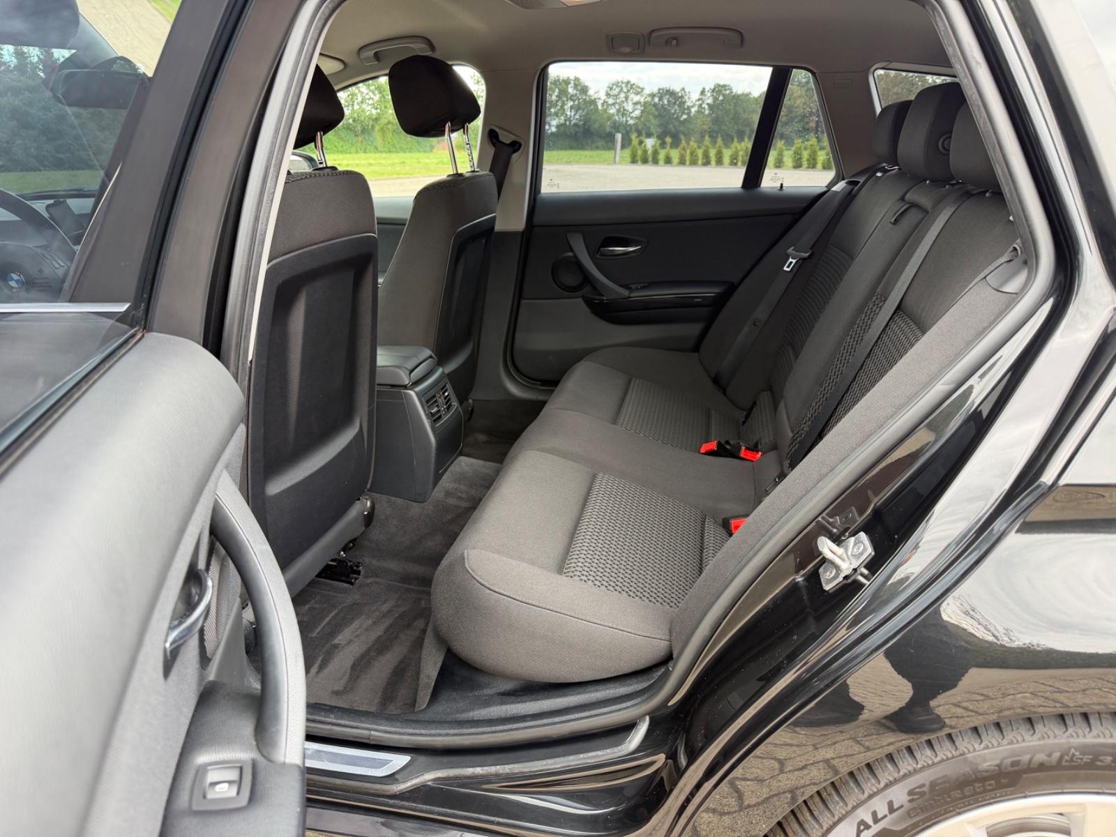 BMW 318 2011 — photo 16