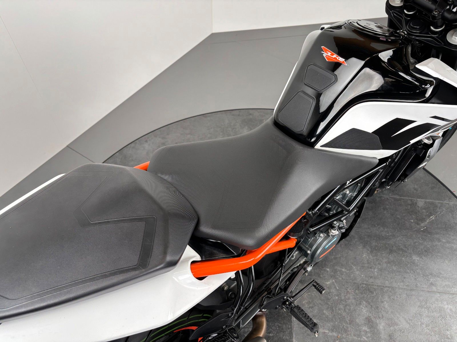 Fahrzeugabbildung KTM DUKE 125 *SERVICE NEU *KURZES HECK