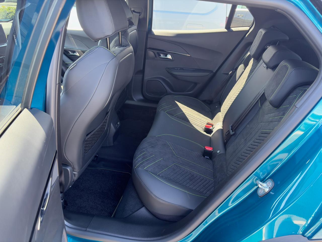 Peugeot 2008 GT Hybrid 145 e-DSC6 Alcantara-Paket*Grip