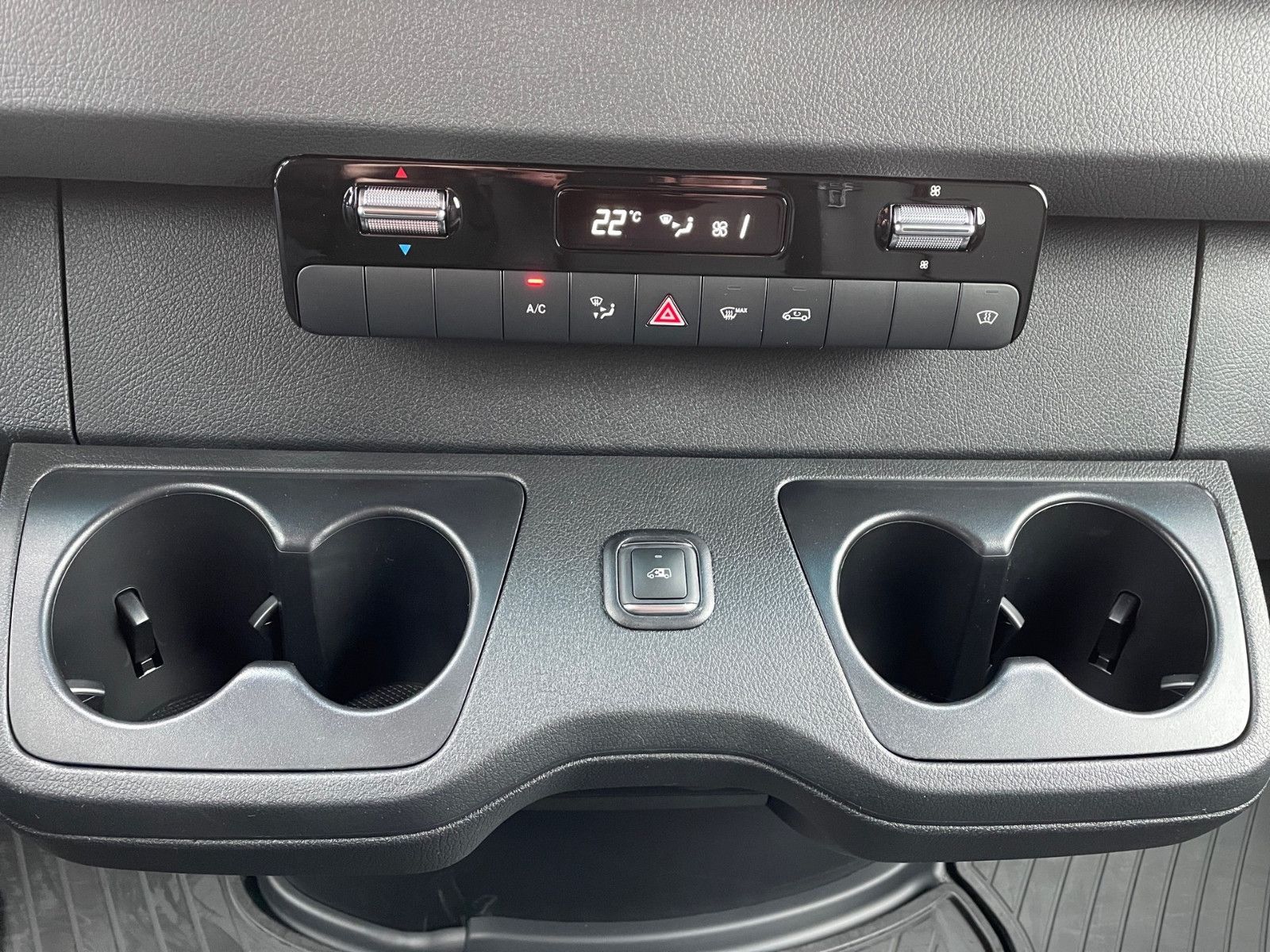 Fahrzeugabbildung Mercedes-Benz Sprinter 319 Kasten SELECT L4H2 4x4 LED AHK DIST