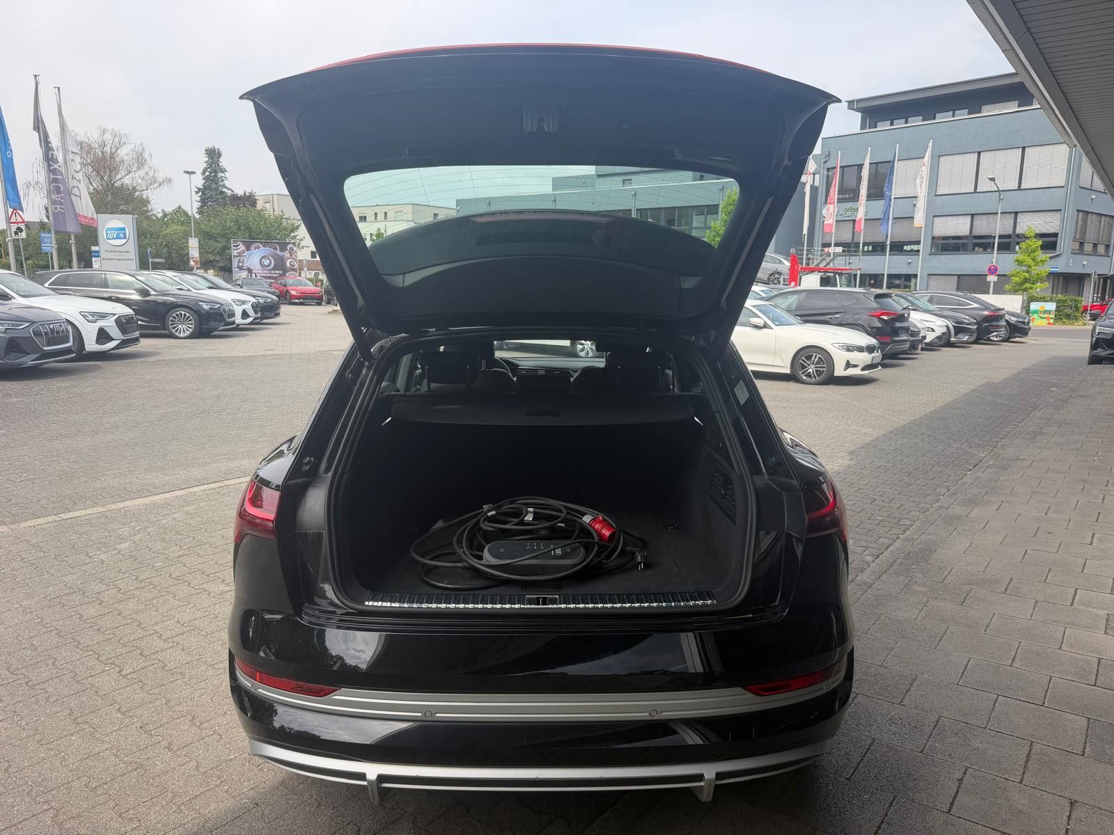 Fahrzeugabbildung Audi e-tron S QUATT 2X S LINE LUFT+MEMO+NAVI+LED+PDC+