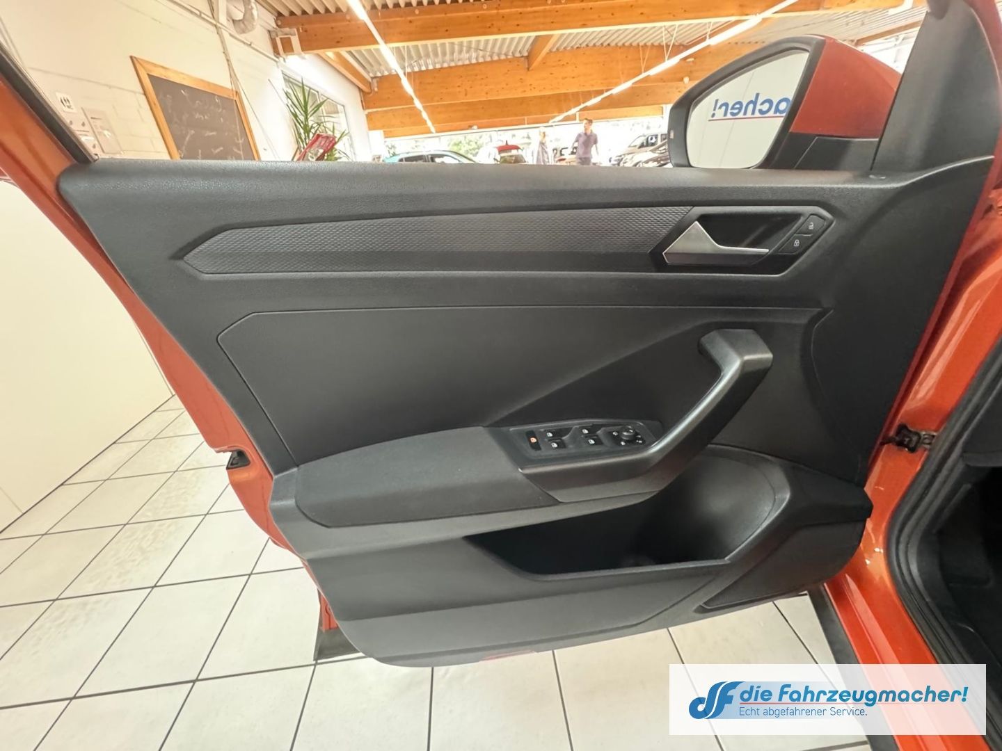 Fahrzeugabbildung Volkswagen T-Roc Basis 1.6 TDI EU6d-T Navi Apple CarPlay An