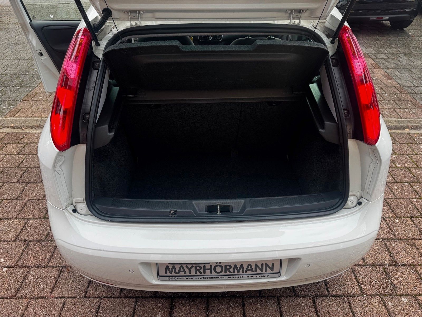 Fahrzeugabbildung Fiat Punto 1,4 8V 77PS More Start+Stopp Klima Radio