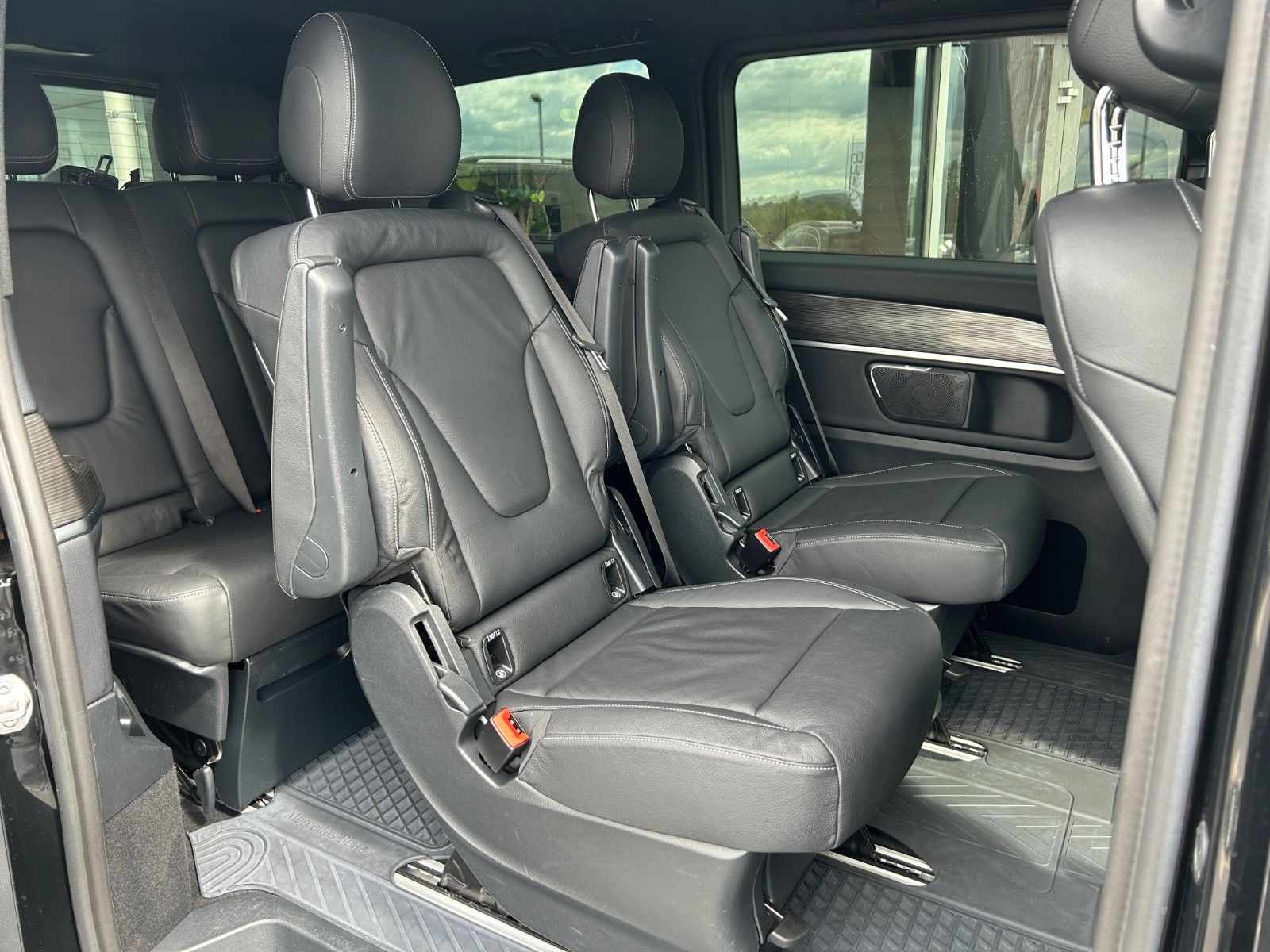 Fahrzeugabbildung Mercedes-Benz EQV 300 AVA PANORAMA LIege-Paket DISTRONIC