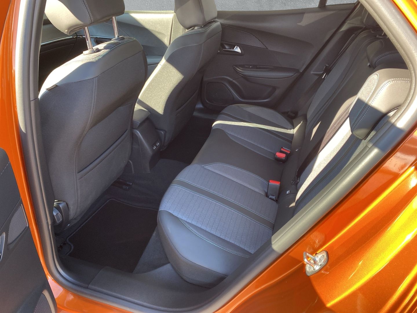 Fahrzeugabbildung Peugeot 2008 e- Allure Pack Elektromotor 136