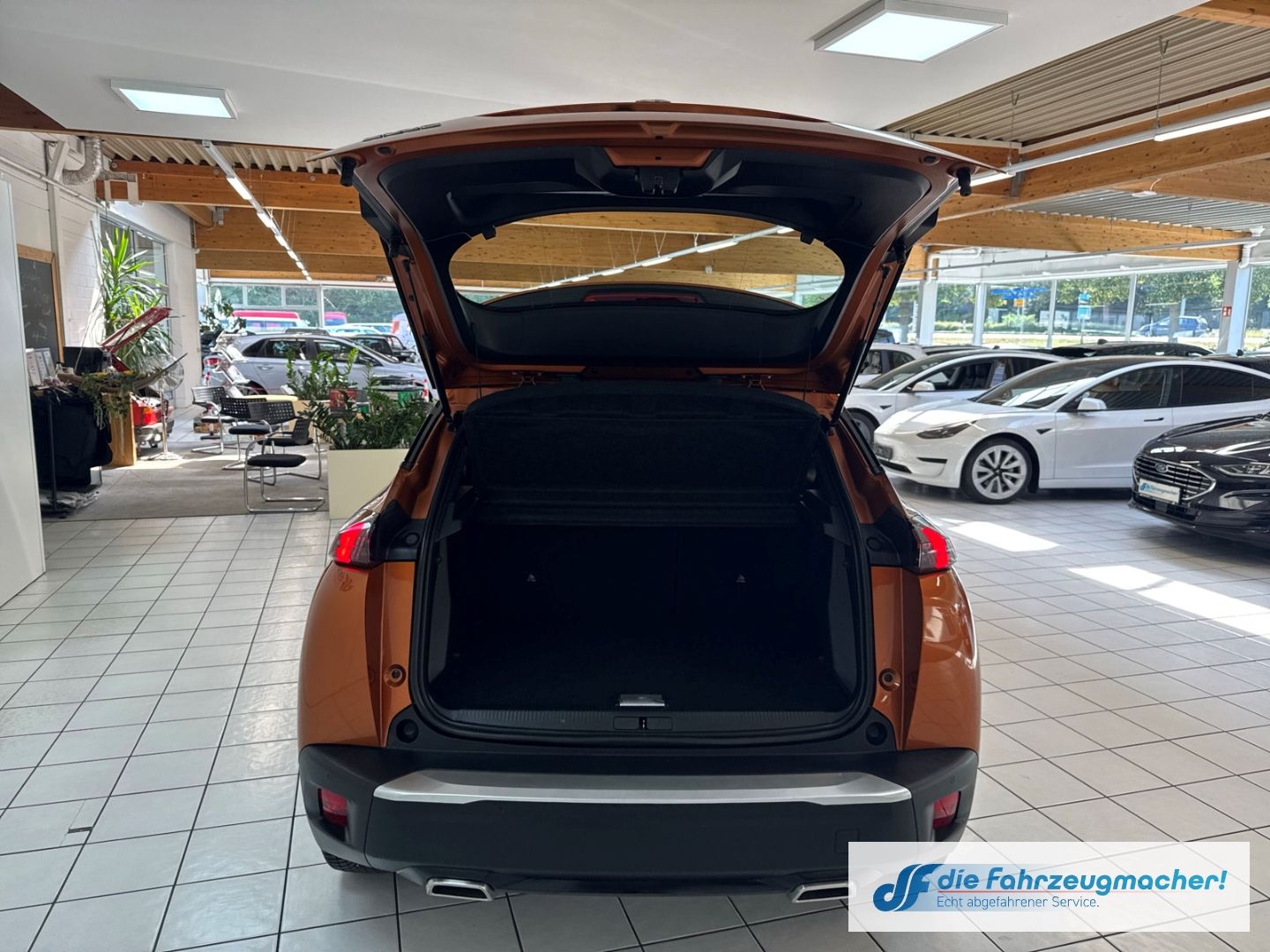 Fahrzeugabbildung Peugeot 2008 Active Pack 1.2 PureTech 130 LED Apple CarP