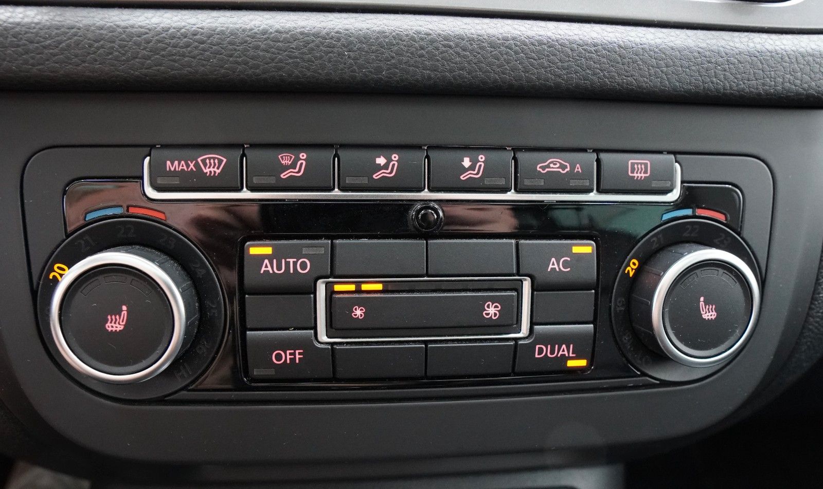 Fahrzeugabbildung Volkswagen Tiguan Sport & Style 4Motion *Leder*Autom*Pano*