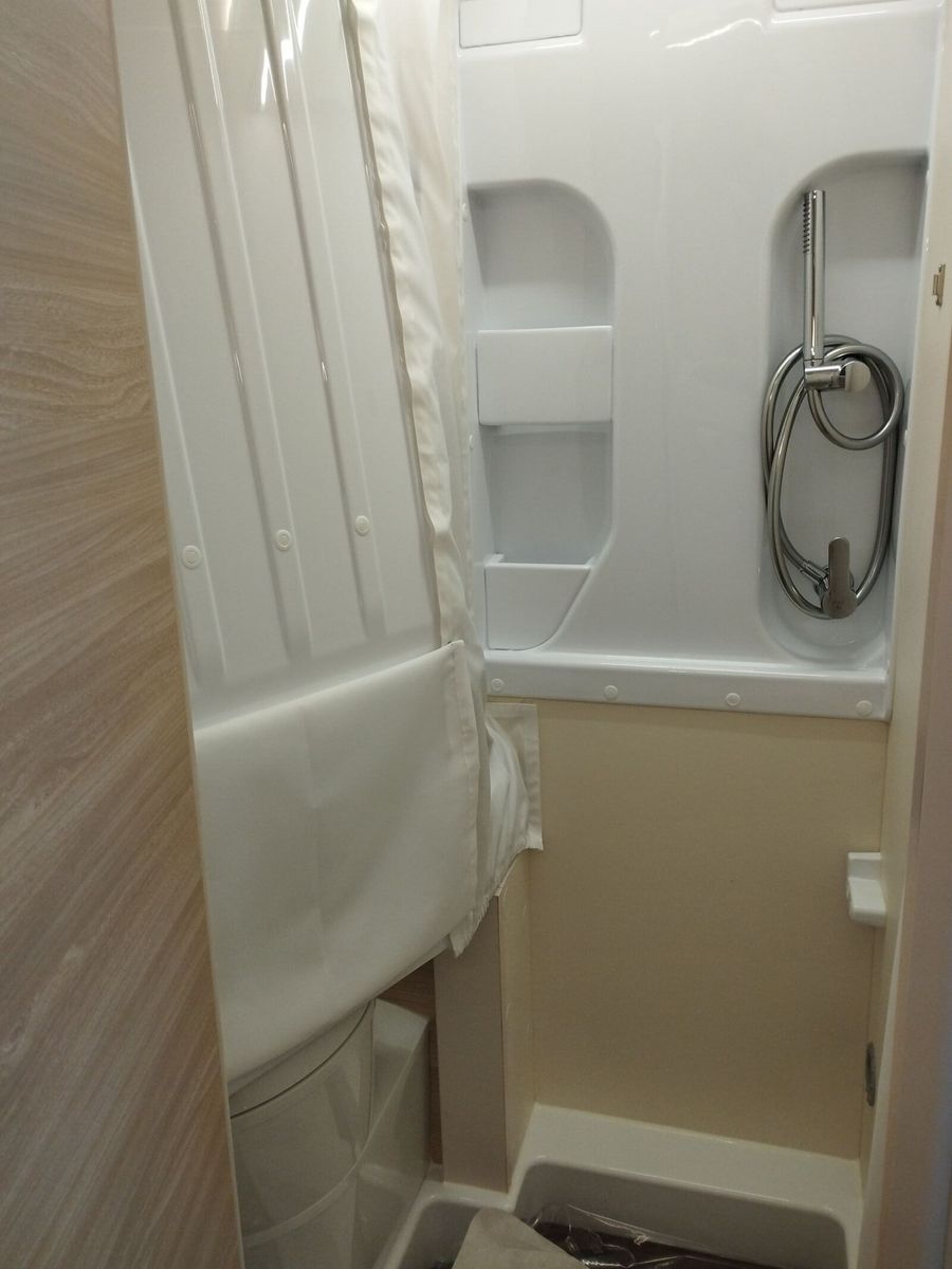 Fahrzeugabbildung Eura Mobil Van V 635 EB Captain-Chair- Sitze, Skyroof, RFK