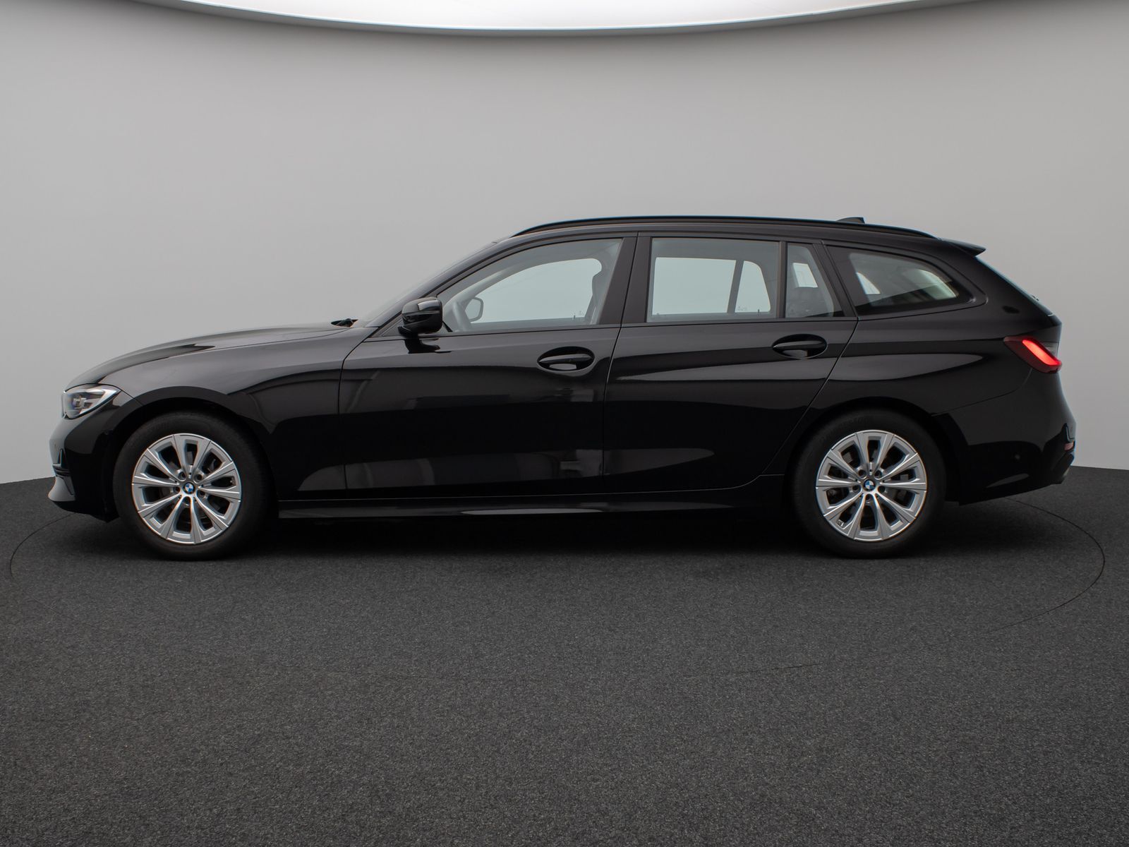 Fahrzeugabbildung BMW 318i Kamera DAB HiFi CockPitPro Alarm LED Sport