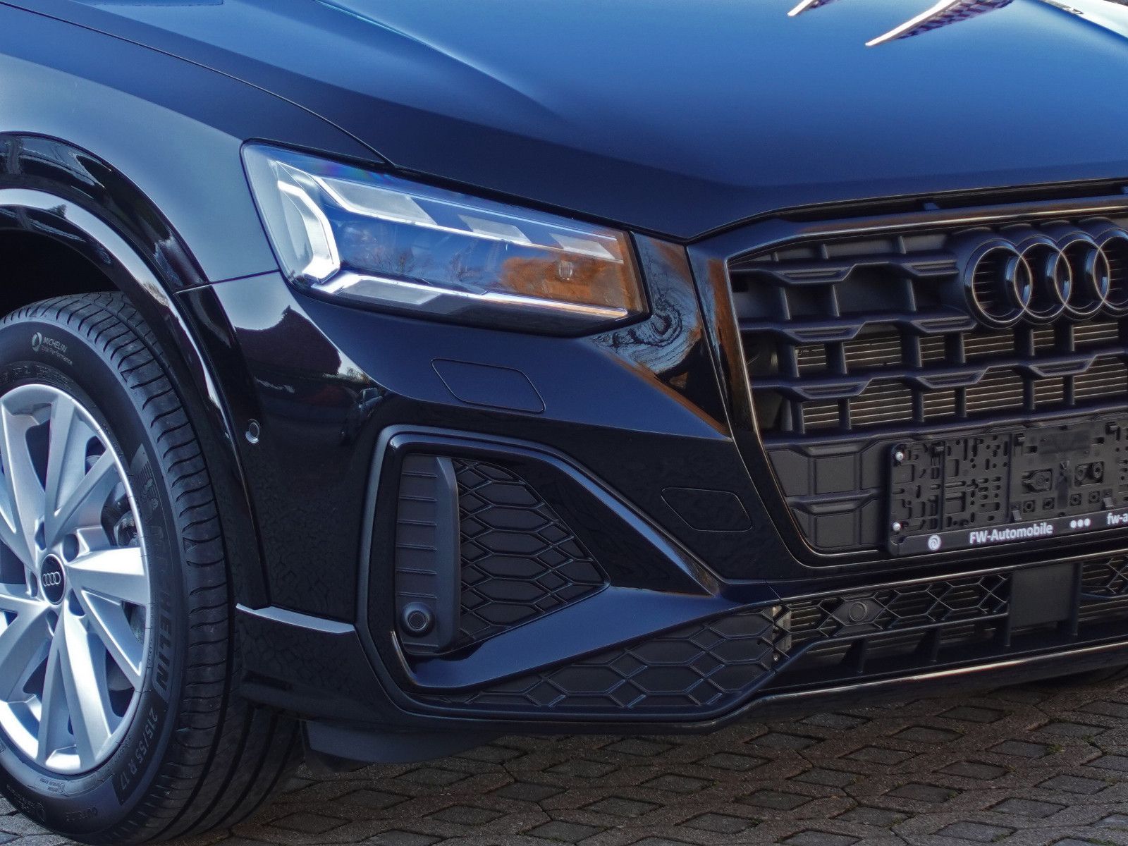 Fahrzeugabbildung Audi Q2 35 TFSI S line Matrix HiFi Kamera AHK ...