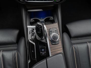 Fahrzeugabbildung BMW 520d xD Luxury Line Kamera HUD DAB HiFi DisplKey