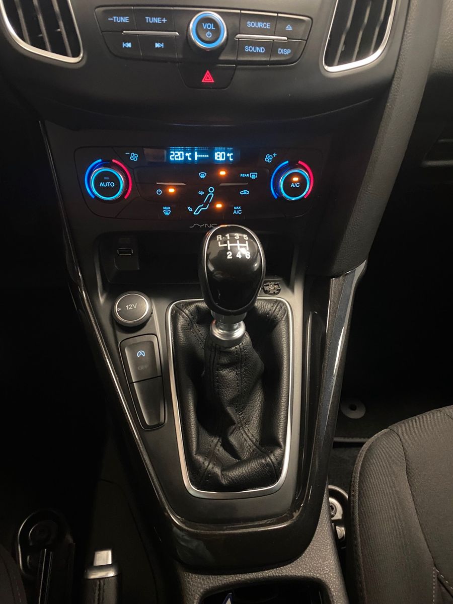 Fahrzeugabbildung Ford Focus 1.0 EcoBoost Titanium+NAVI+TELEFON+ALU+BC+