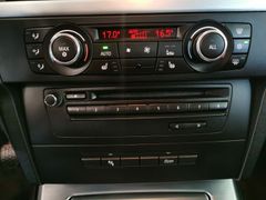 BMW 320 i Navi SHZ 19" Alus PDC Leder 