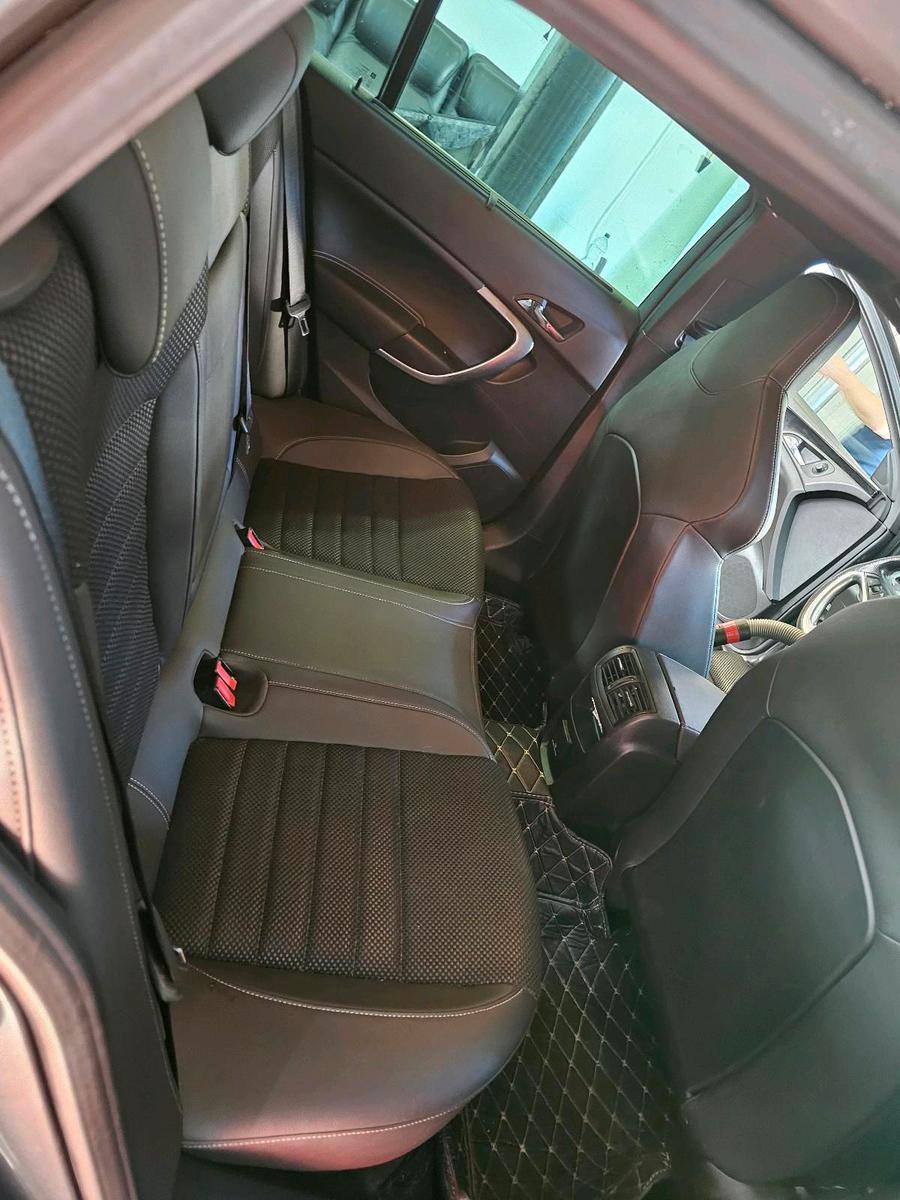Opel Insignia 2010 — photo 10