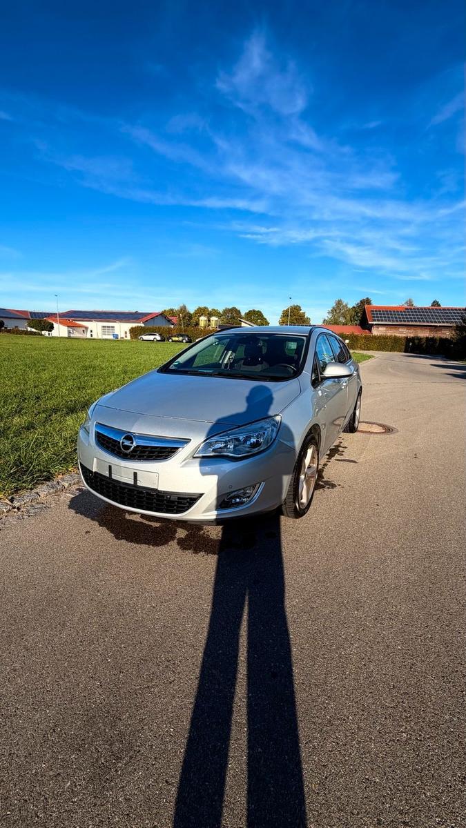 Opel Astra, 2011