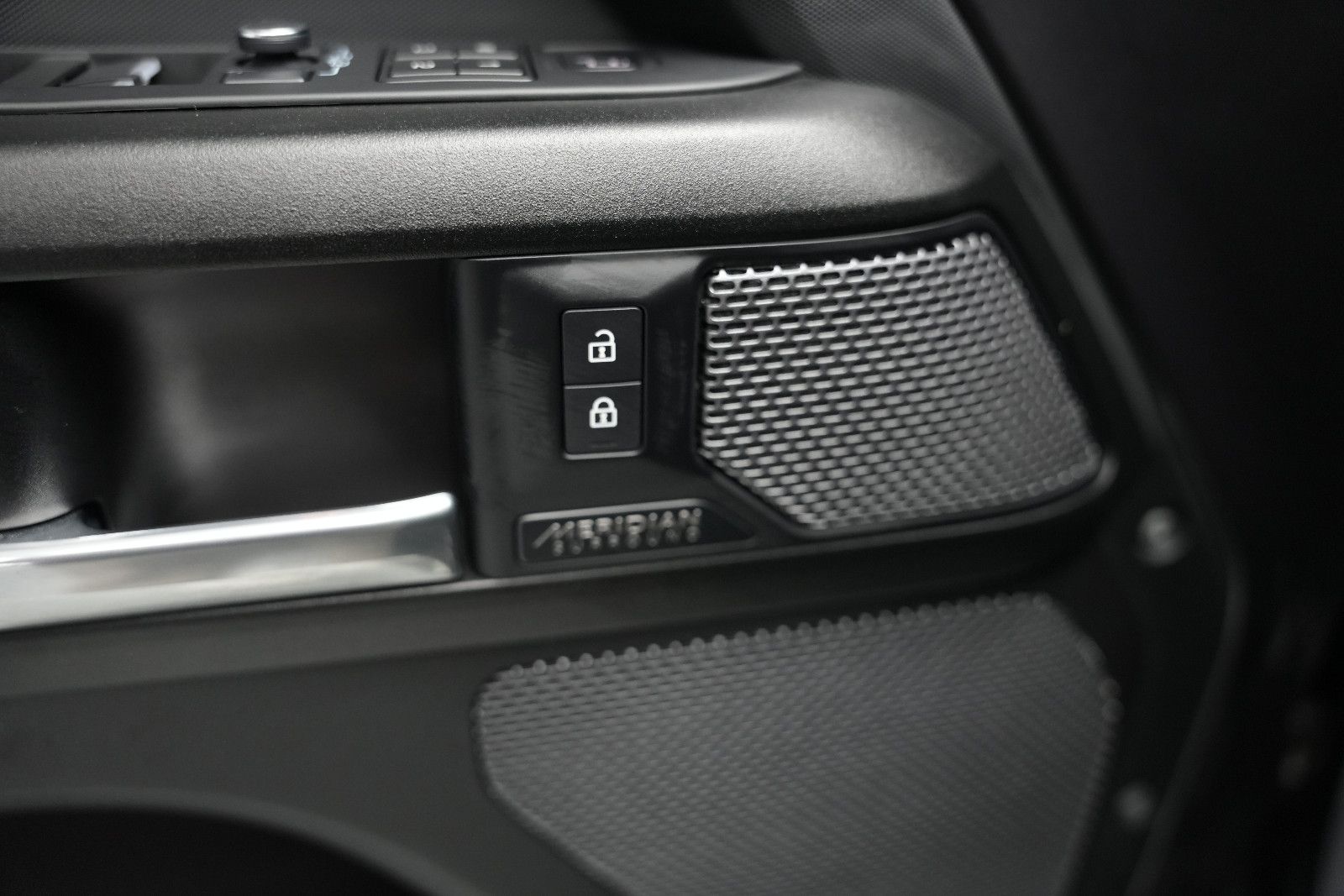 Fahrzeugabbildung Land Rover Defender 110 V8 *Panorama*HUD*Meridian*360°KAM*