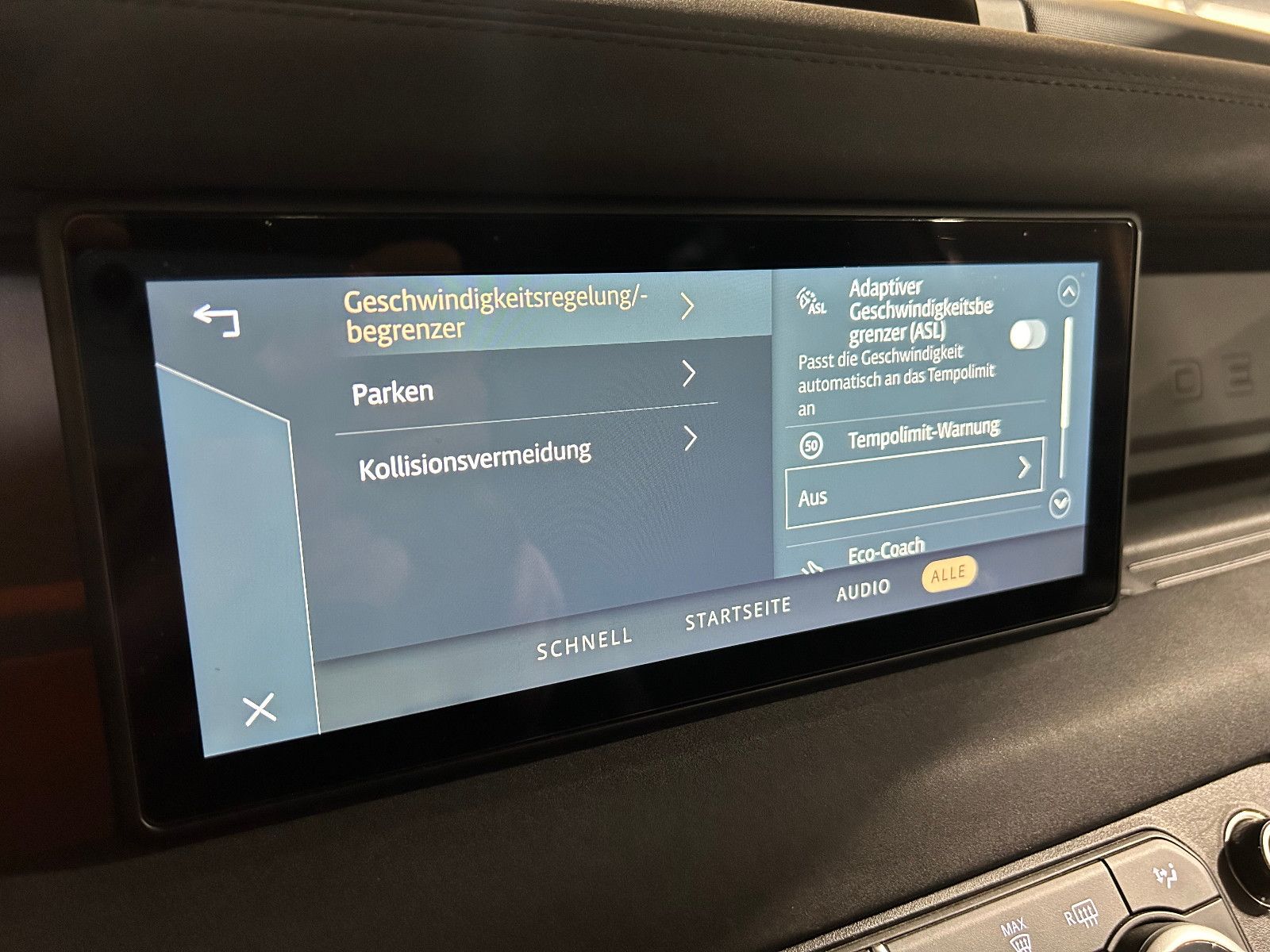 Fahrzeugabbildung Land Rover Defender 110 X-Dynamic S/HEAD-UP/PANO/360°/APPLE