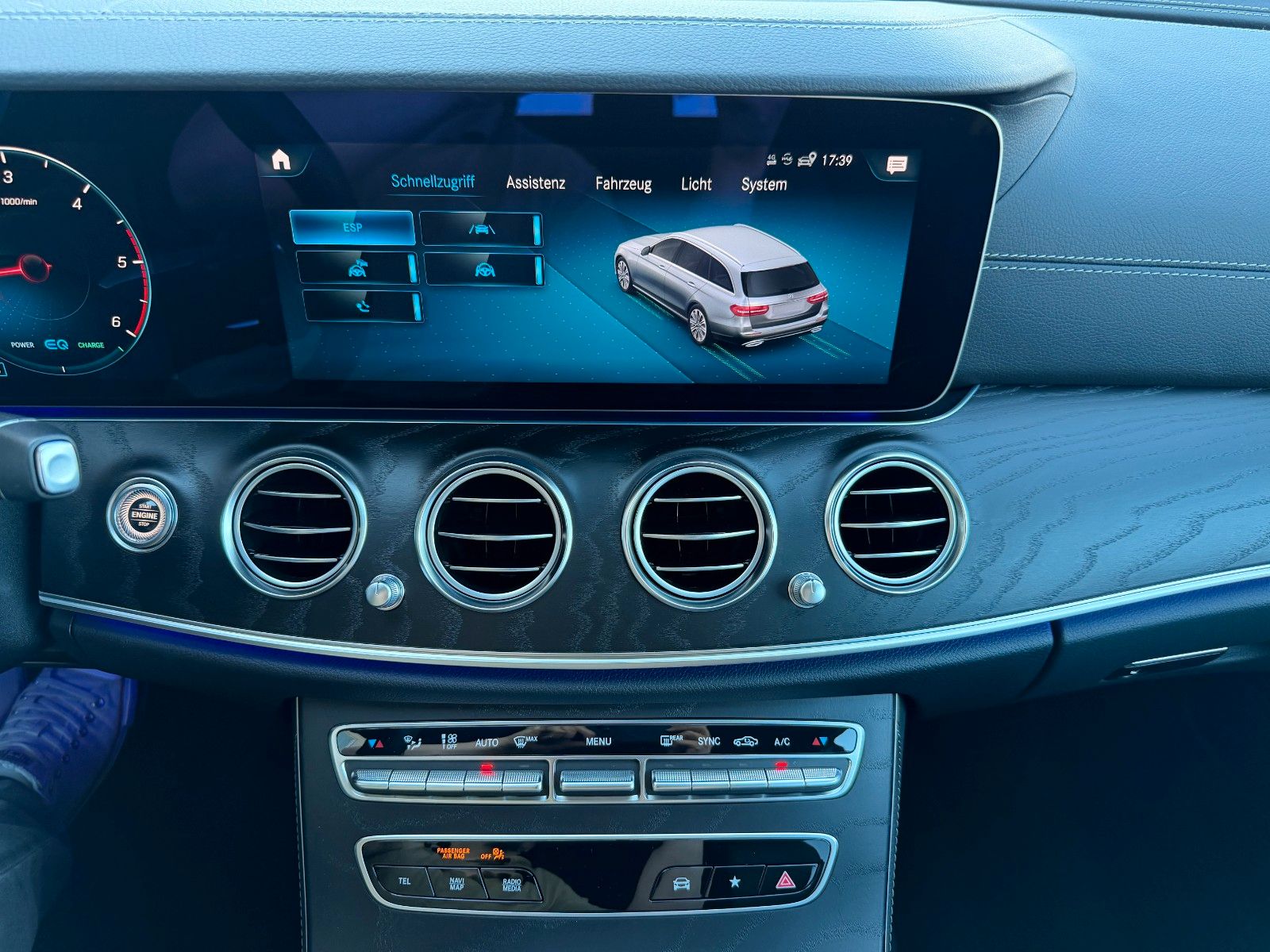 Fahrzeugabbildung Mercedes-Benz E 220d T AMG+Distr+MultiB+AHK+Ambiente+