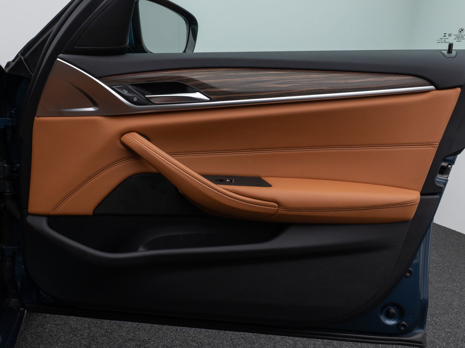 Fahrzeugabbildung BMW 530e Panorama Kamera HUD DAB HiFi Alarm Sport