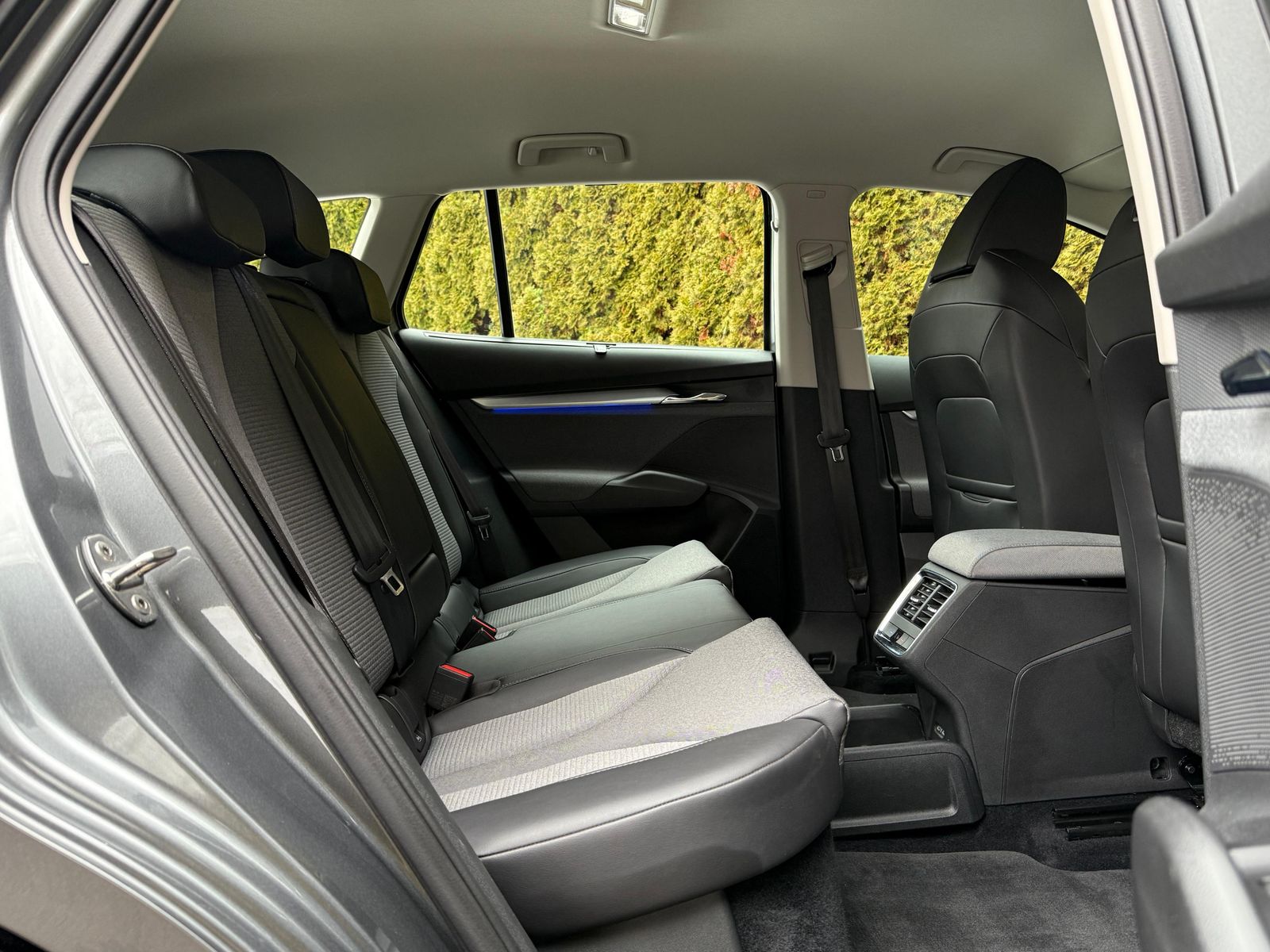 Fahrzeugabbildung SKODA Enyaq 60 Loft CCS+LED+NAV+SHZ+KAMERA+AHK+ACC+DAB