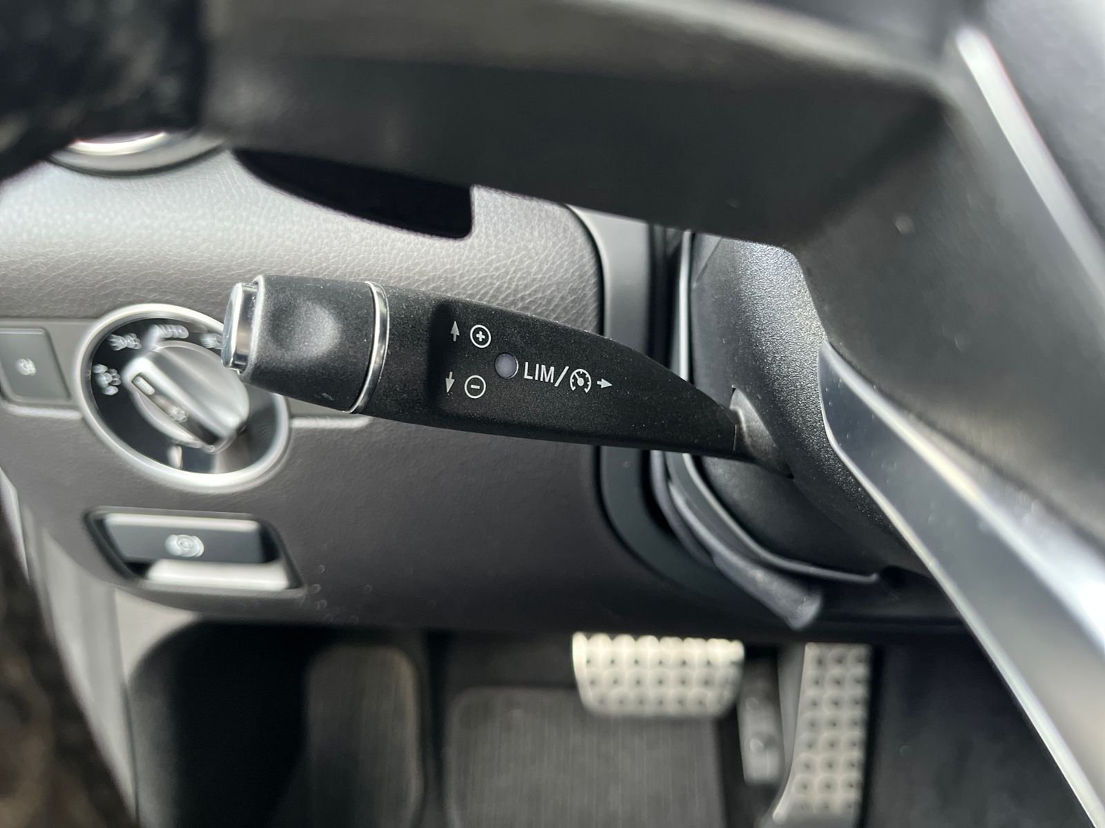 Fahrzeugabbildung Mercedes-Benz SLC 300 Roadster PANO NAVI ALU