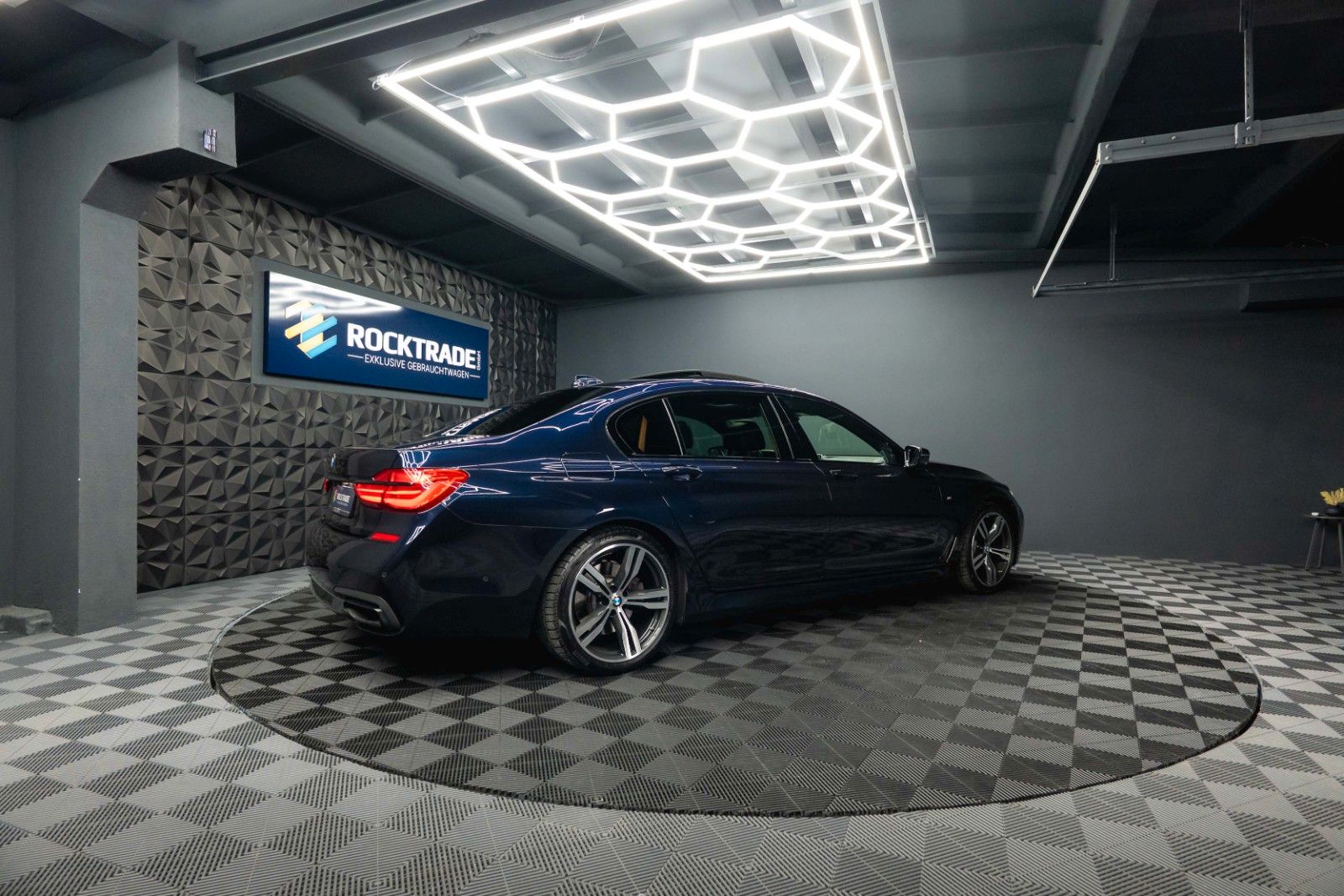 Fahrzeugabbildung BMW 730d L xDrive M Sport Shadow | 100% Option | 19%