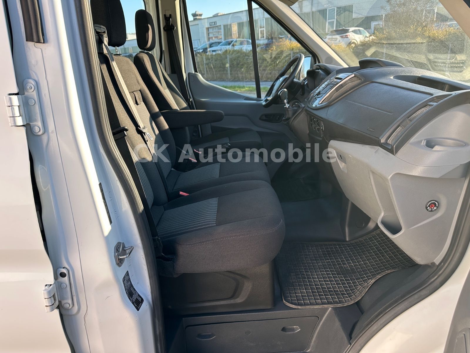 Fahrzeugabbildung Ford Transit Pritsche 350 L2 DoKA/7 Sitze/Klima/AHK