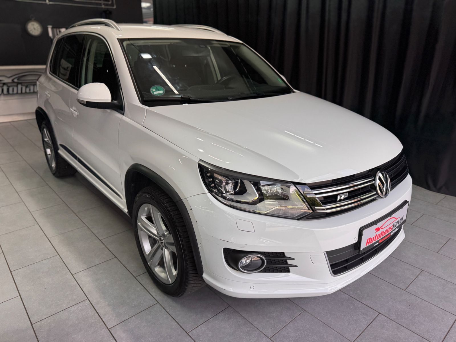 Fahrzeugabbildung Volkswagen Tiguan Sport & Style BMT 4Motion|R-LINE|DSG|NAVI