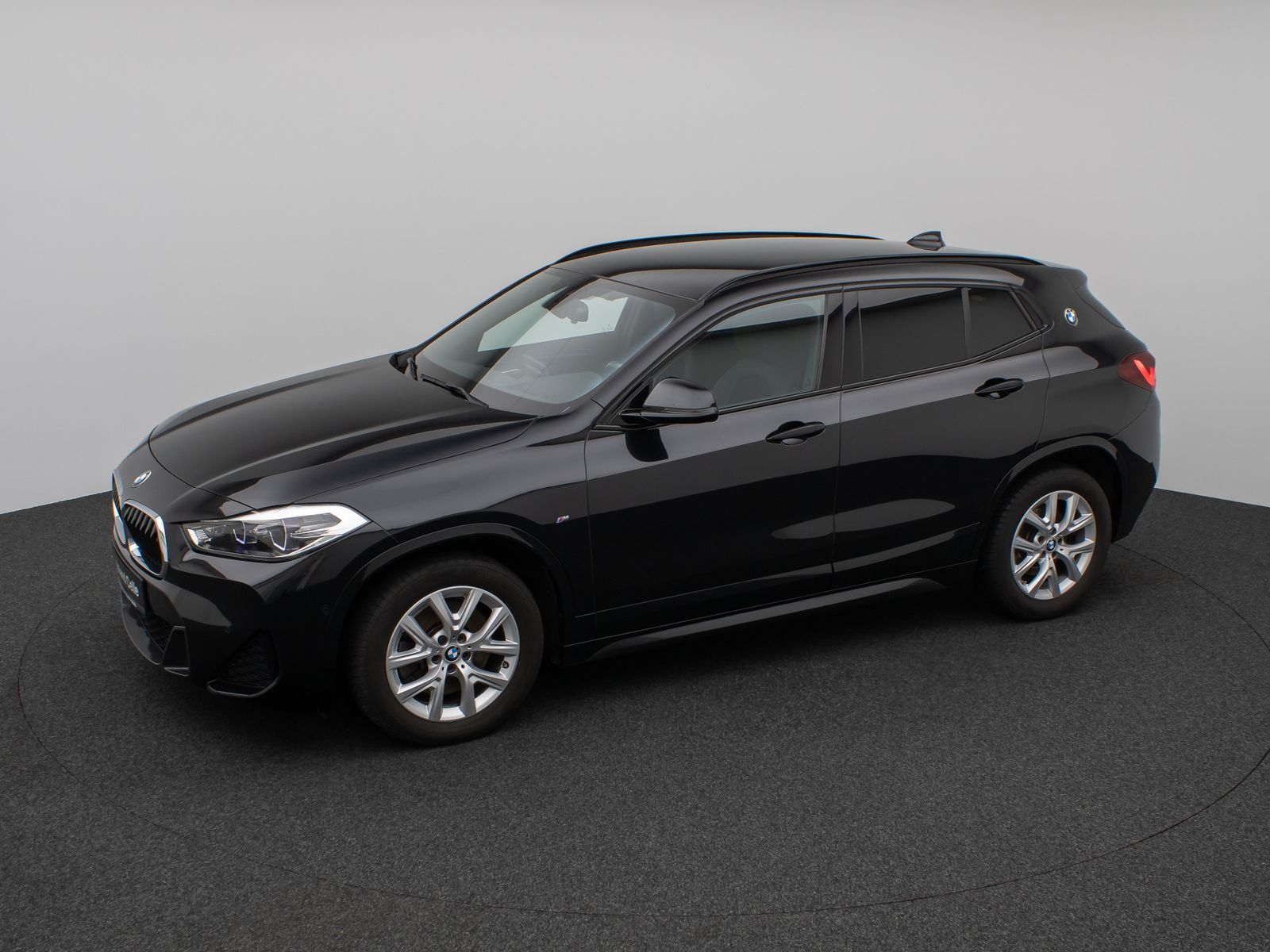 Fahrzeugabbildung BMW X2 sD20i M Sport HUD DAB HiFi Parkassist Komort