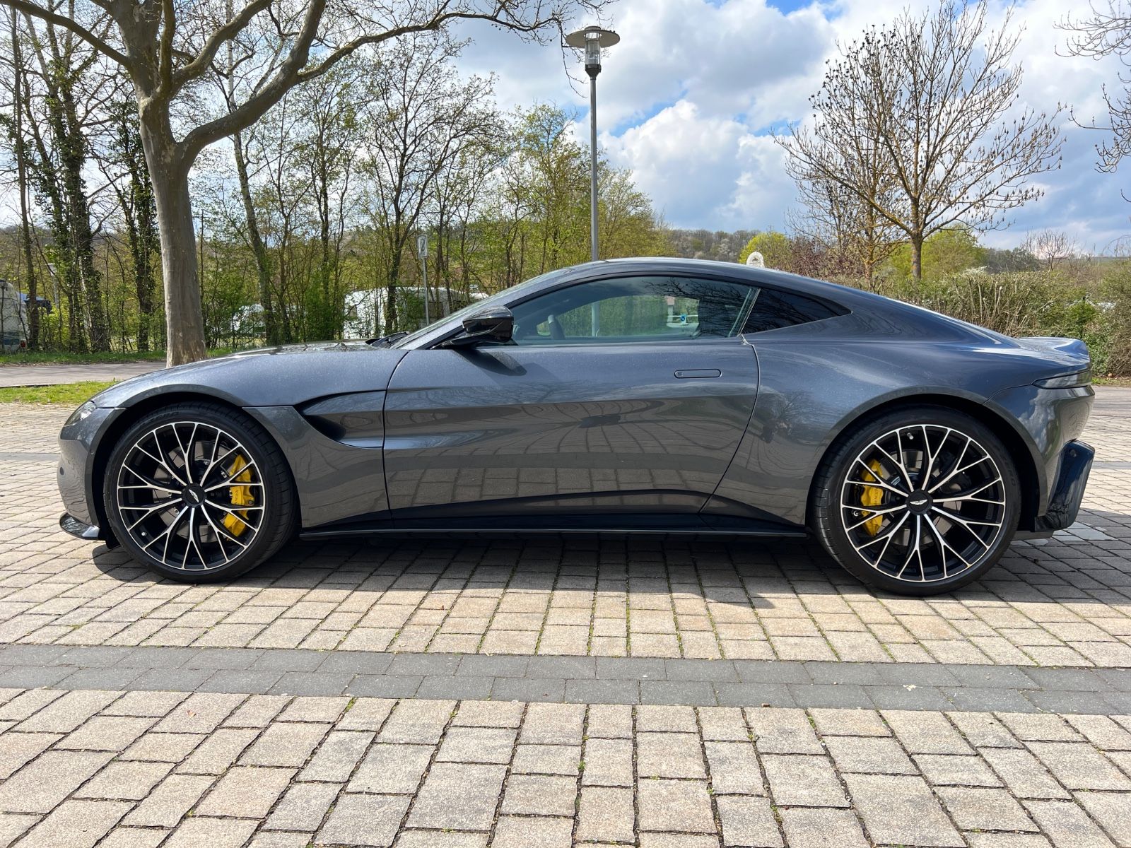 ASTON MARTIN V8 Vantage