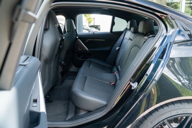 BMW M5 Limousine/ DRIVING PROF. / COMFORT PAKET/ B&W