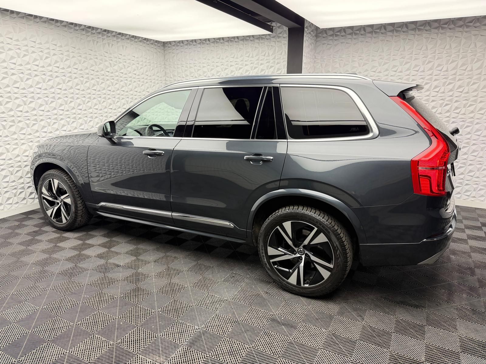 Fahrzeugabbildung Volvo XC90 B5PLUS 7-SITZE/AWD/PANO/H&K/ACC/360°/AHK/CA