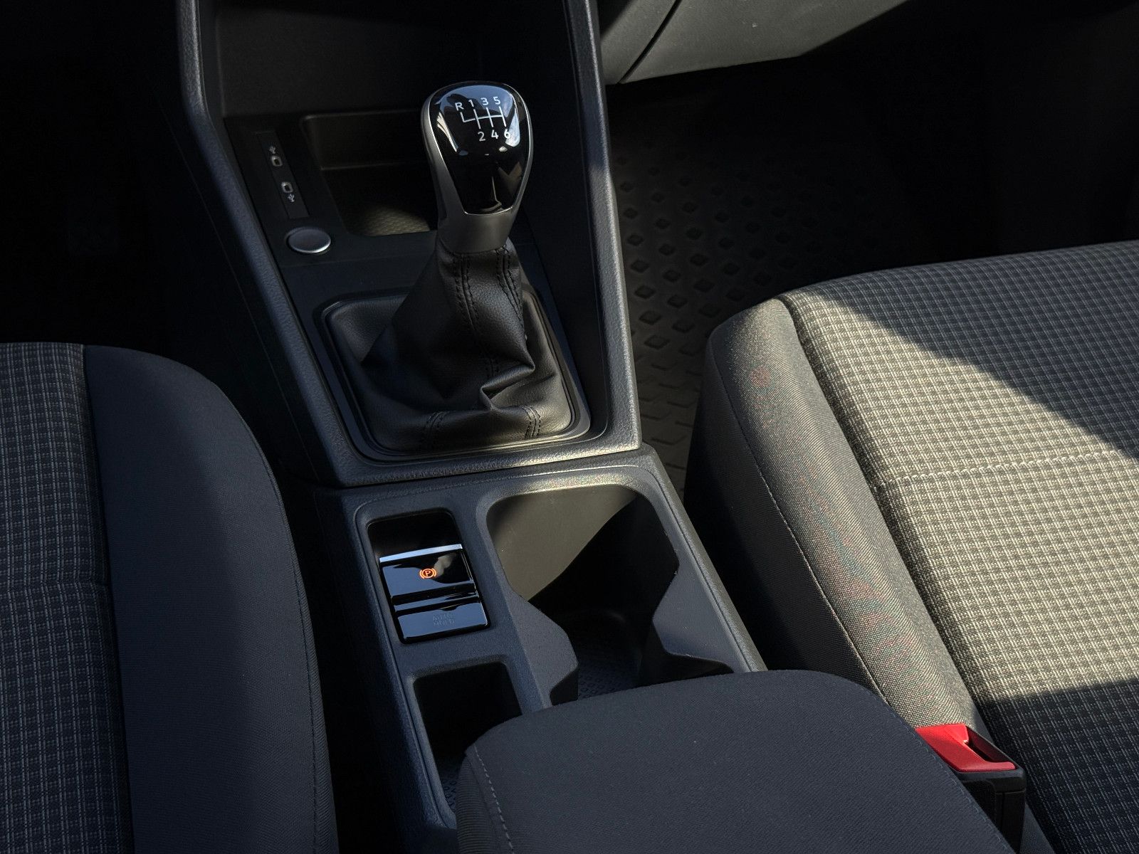 Fahrzeugabbildung Volkswagen Caddy 2.0 TDI Navi GRA LED SHZ Rückfahrkamera