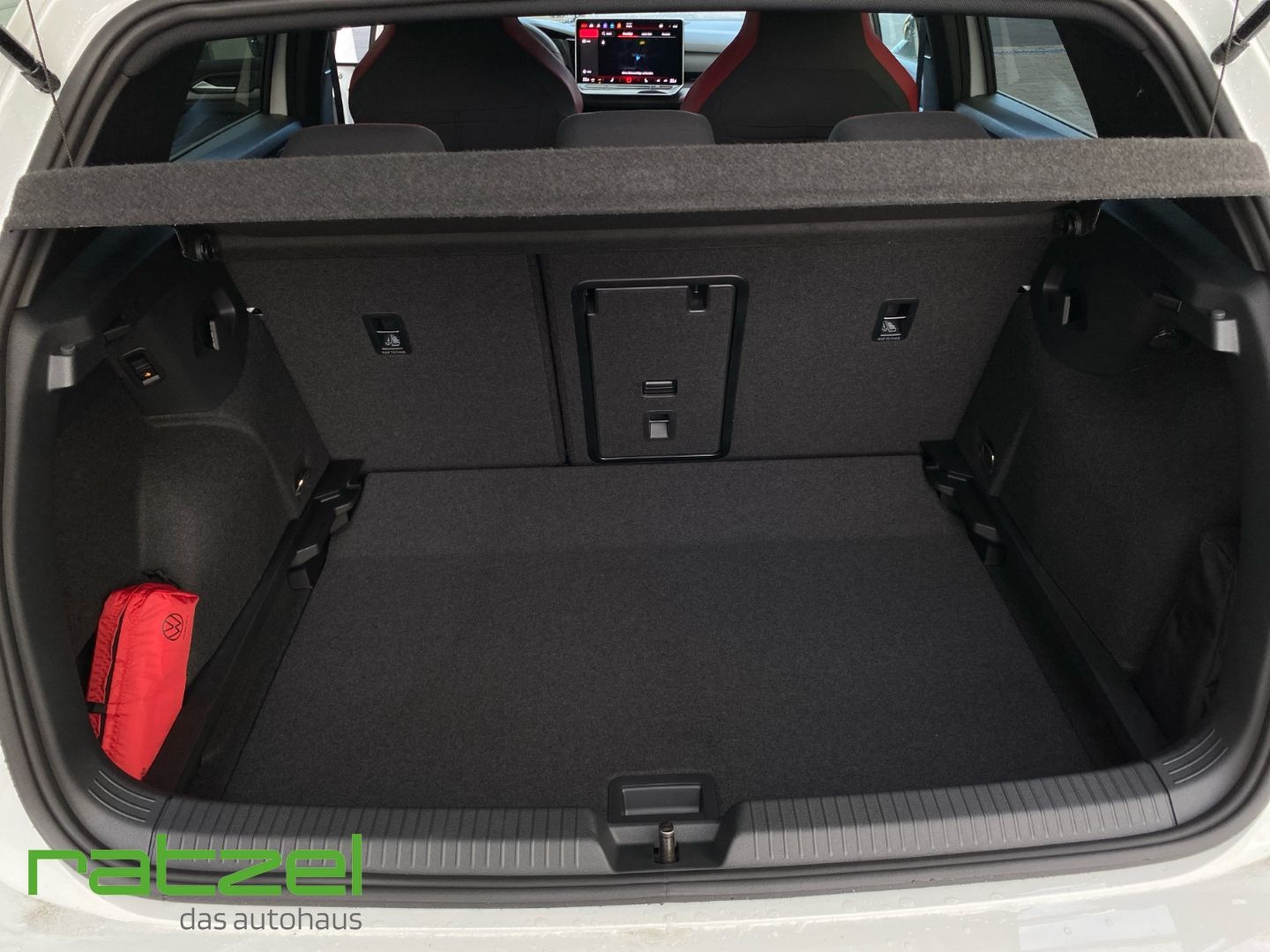 Fahrzeugabbildung Volkswagen Golf GTI VIII 2.0TSI DSG Business+BlackStyle+AHK