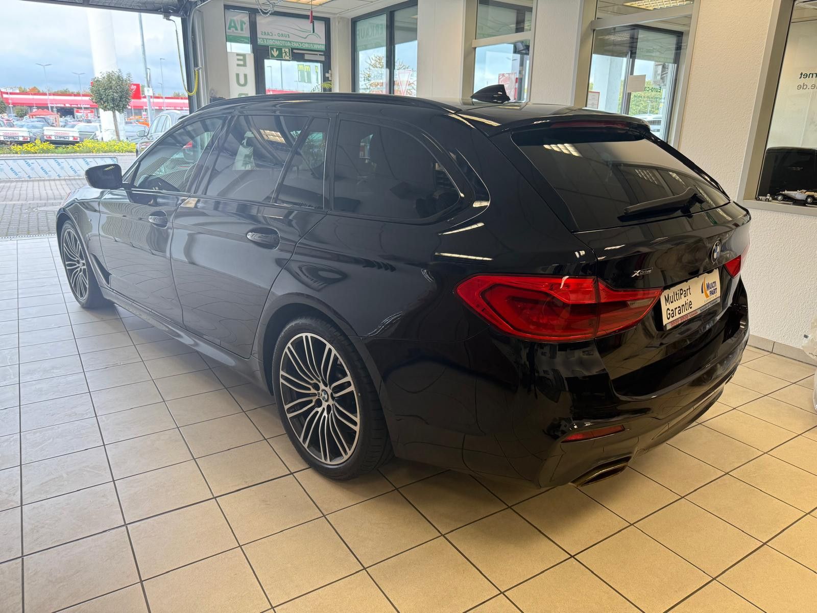 Fahrzeugabbildung BMW 540i Touring xDrive M /1.HAND/ SCHECKHEFT