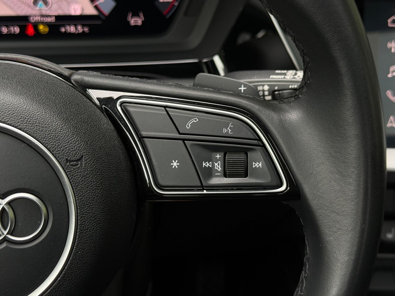 Fahrzeugabbildung Audi A3 35 TFSI S-tr. S-Line PANO+LED+ACC+SHZ+CARPLAY