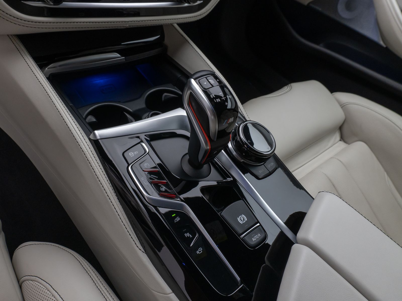 Fahrzeugabbildung BMW M5 xD 360°HUD DAB B&W SoftCl Massage Komfort