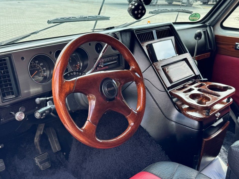 Fahrzeugabbildung Chevrolet Chevy Van G20 5.7 V8 Tiara komplett gemacht