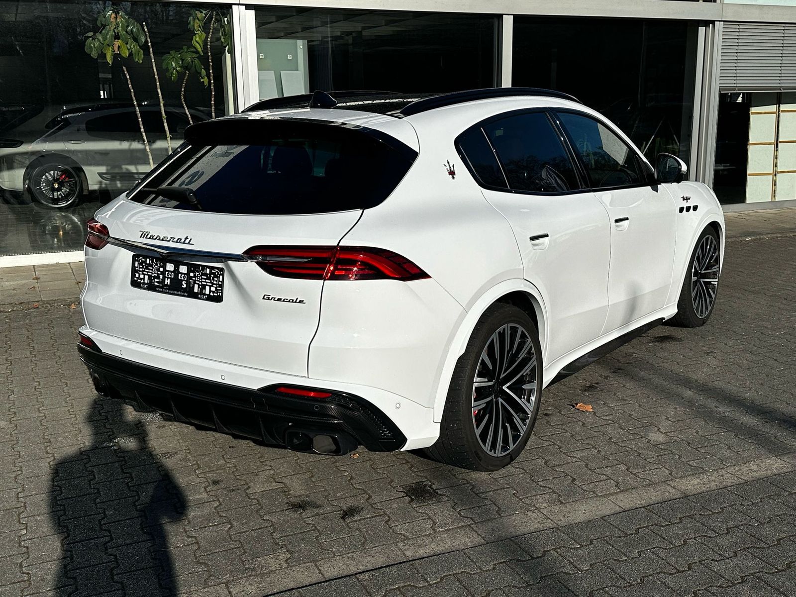 Fahrzeugabbildung Maserati Grecale Trofeo 3.0 V6 4WD PANO+CARB+360+VOLL+21"