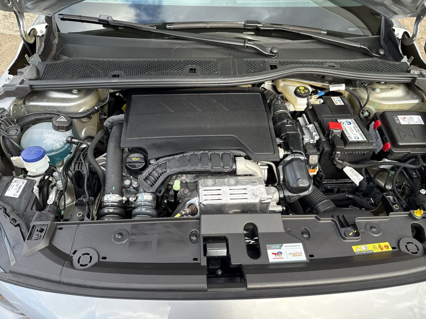 Fahrzeugabbildung Peugeot 208 Style 1.2 PureTech 100 Fahrerprofil DAB SHZ